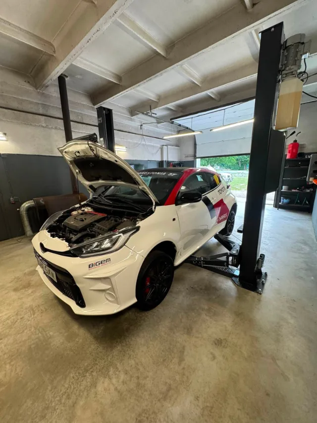 Toyota GR Yaris võistlusauto DRIVESTONIA ettevalmistusel tõstukil