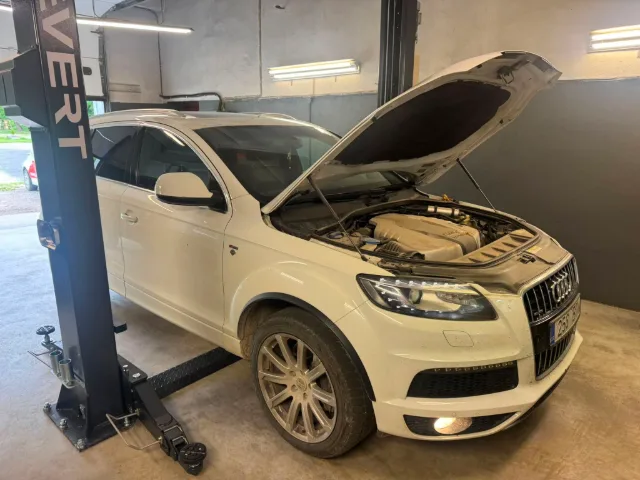 Audi Q7 tõstukil hooldusel Autoremosa töökojas